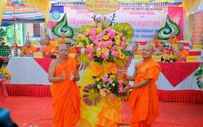 Hội Đoàn kết Sư sãi yêu nước tỉnh An Giang tặng hoa chúc mừng