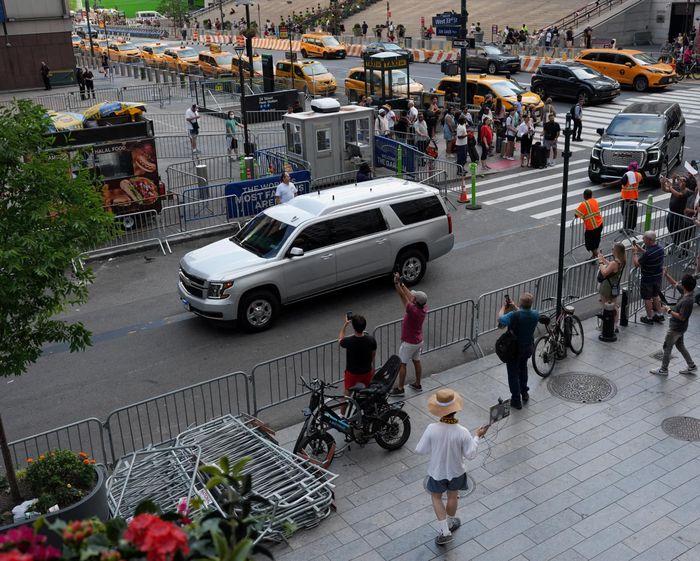 Một chiếc SUV Chevrolet Suburban được cho là chở Taylor Swift đến Madison Square Garden (Ảnh: Christian Monterrosa/Reuters).
