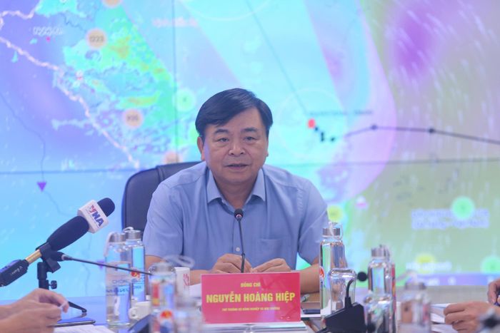 Thứ trưởng Bộ Nông nghiệp và Môi trường Nguyễn Hoàng Hiệp chủ trì họp ứng phó với bão số 1 và mưa lũ sau bão.