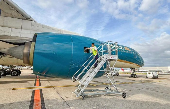 Anh Sơn nạp dầu bôi trơn động cơ trước chuyến bay dài.