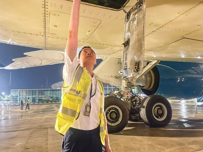Anh Sơn thực hiện các bước kiểm tra kỹ thuật đối với chiếc Airbus A350 của Vietnam Airlines tại Cảng hàng không quốc tế Nội Bài.