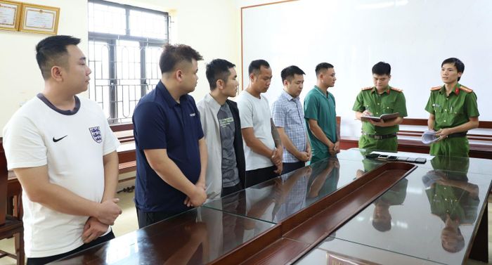 Các đối tượng tại Cơ quan Công an (Ảnh: Công an Ninh Bình)