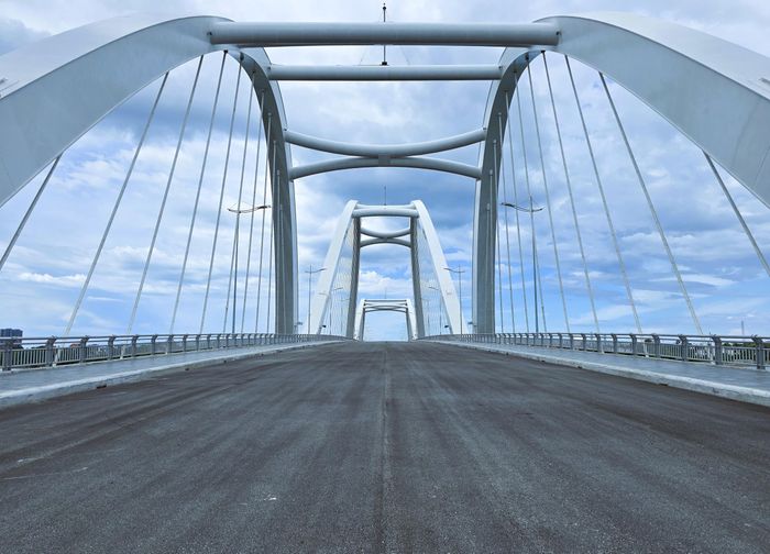 Dự án thành phần 2 có tổng chiều dài hơn 2,8km, trong đó cầu Nhật Lệ 3 dài 561,4m, được xây dựng vĩnh cửu bằng thép và bê tông cốt thép dự ứng lực, kết cấu cầu chính dạng cầu vòm, kết cấu cầu dẫn dạng nhịp giản đơn, bề rộng cầu 23,5m.