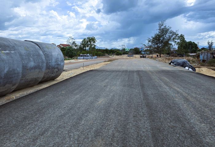 0,5km mặt bằng còn lại của đường đầu cầu phía Đông (phường Đồng Hới) vừa được tháo gỡ là “nút thắt” mặt bằng cuối cùng tại dự án thành phần 2 - cầu Nhật Lệ 3 và đường hai đầu cầu, thuộc dự án Đường ven biển và cầu Nhật Lệ 3.