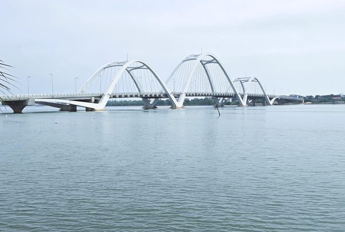 Dự án thành phần 2 - cầu Nhật Lệ 3 và đường hai đầu cầu khởi công vào tháng 1/2023, tổng mức đầu tư 1.300 tỷ đồng, do Sở Kế hoạch và Đầu tư (nay là Sở Tài chính) làm chủ đầu tư, thời gian thực hiện năm 2022 - 2026.
