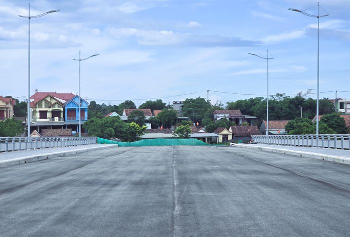 Ông Hoàng Ngọc Đan, Chủ tịch UBND phường Đồng Hới cho biết, trước yêu cầu phải thông tuyến, đưa công trình cầu Nhật Lệ 3 vào sử dụng trước ngày 2/9, trong thời gian qua, UBND phường đã phối hợp với các cơ quan, đơn vị liên quan triển khai nhiều giải pháp tuyên truyền, vận động, đối thoại với các hộ dân.