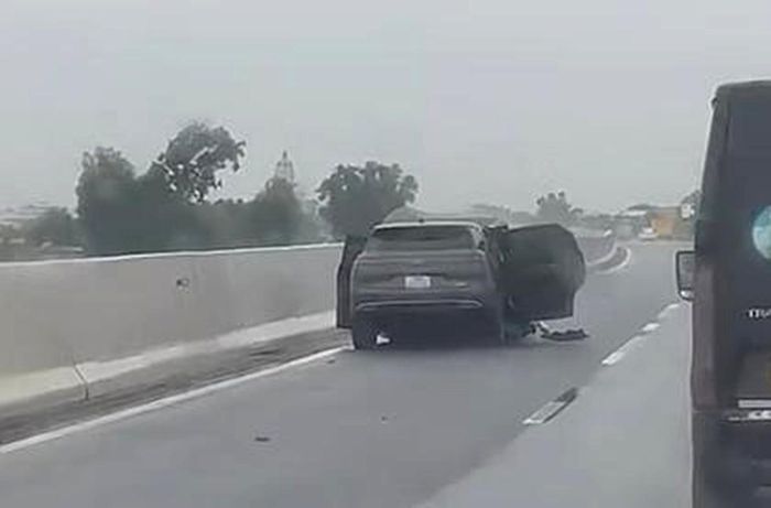 Sau va chạm ô tô 7 chỗ dừng lại tại làn 1 cao tốc Hà Nội - Hải Phòng. 