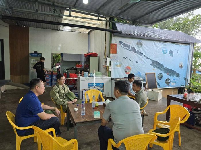 Lãnh đạo xã Cái Chiên làm việc với các cơ sở lưu trú đảm bảo đầy đủ nhu yếu phẩm để du khách yên tâm trong thời gian tránh bão.