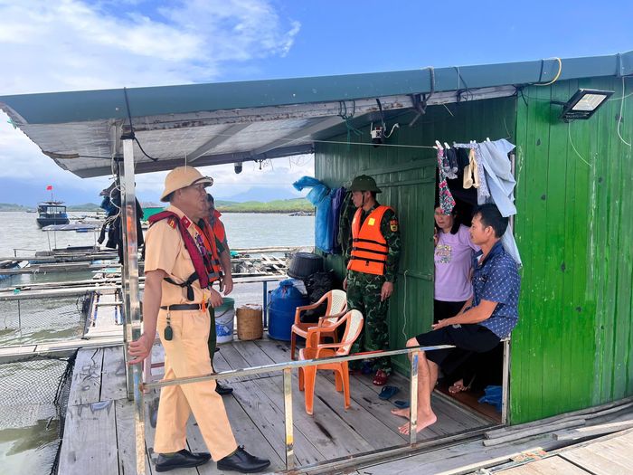 Lực lượng chức năng chủ động tuyên truyền ngư dân về nơi tránh trú bão an toàn.
