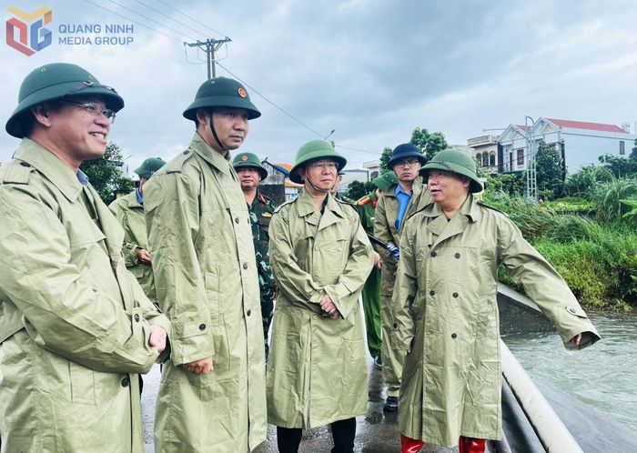 Ông Nguyễn Văn Công, Phó Chủ tịch UBND tỉnh Quảng Ninh kiểm tra công tác phòng chống mưa lũ tại ngầm tràn 2, xã Quảng Hà. (Ảnh: QMG).