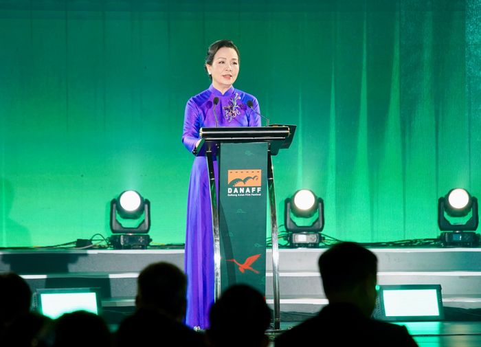 TS. Ngô Phương Lan, Chủ tịch Hiệp hội Xúc tiến phát triển Điện ảnh Việt Nam, Giám đốc liên hoan phim phát biểu tổng kết sự kiện. (Ảnh: Cổng thông tin điện tử thành phố Đà Nẵng).