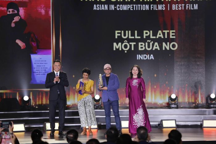 Phó Chủ tịch nước Võ Thị Ánh Xuân và Bí thư Thành ủy Đà Nẵng Lê Ngọc Quang công bố và trao giải Phim châu Á dự thi hay nhất - "Một bữa no" của Ấn Độ. (Ảnh: BTC).