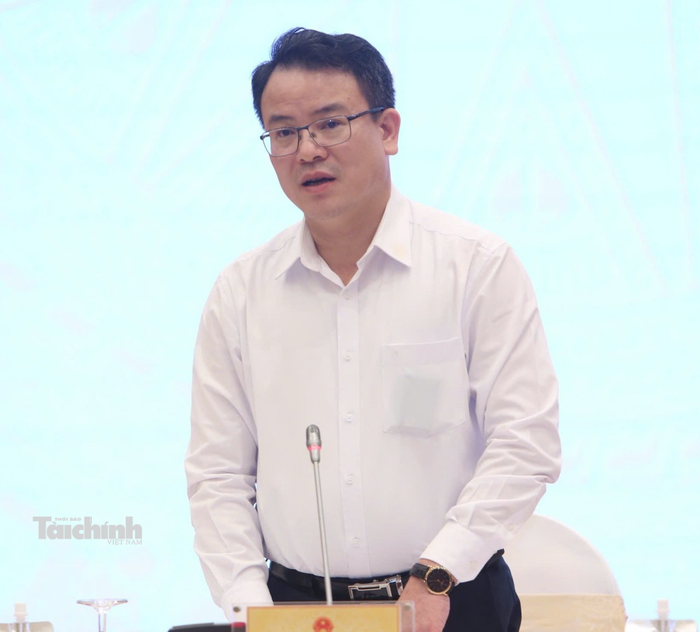 Thứ trưởng Bộ Tài chính Trần Quốc Phương trả lời tại họp báo. Ảnh: Đức Minh.