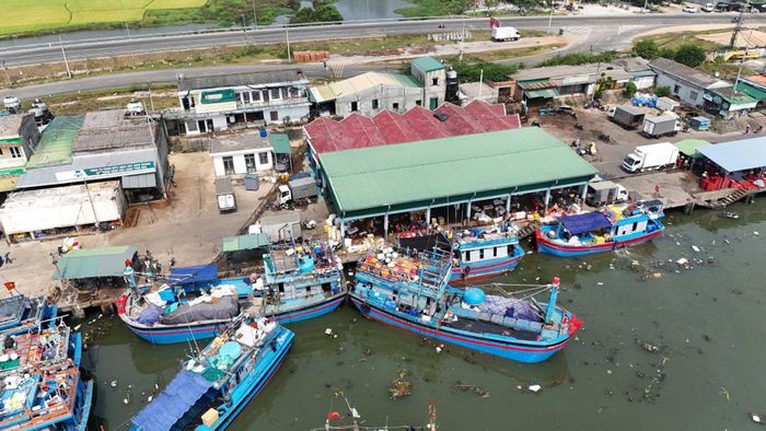 Các tàu cá Quảng Ngãi cập cảng Tịnh Hòa để bán hải sản và tiếp thêm nhiên liệu, đá lạnh, thực phẩm để trở lại ngư trường.