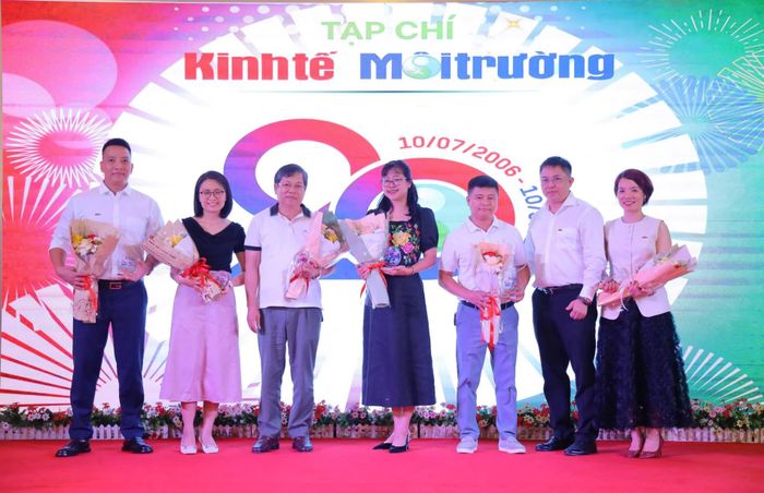  Tạp chí tri ân những thế hệ người làm báo, các nhà khoa học trong hành trình 20 năm qua. 