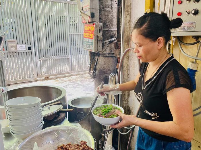 Chuyên gia nhận định, trong ngắn hạn, nhiều quán ăn sẽ ưu tiên các chương trình ưu đãi thay vì hạ giá trực tiếp