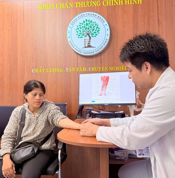 Bác sĩ thăm khám và điều trị cho bệnh nhân. Ảnh: BVCC