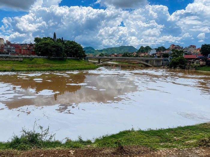 Công an tỉnh Lạng Sơn tiếp tục làm rõ nguyên nhân hiện tượng váng bọt trên sông Kỳ Cùng. Ảnh: Công an tỉnh Lạng Sơn