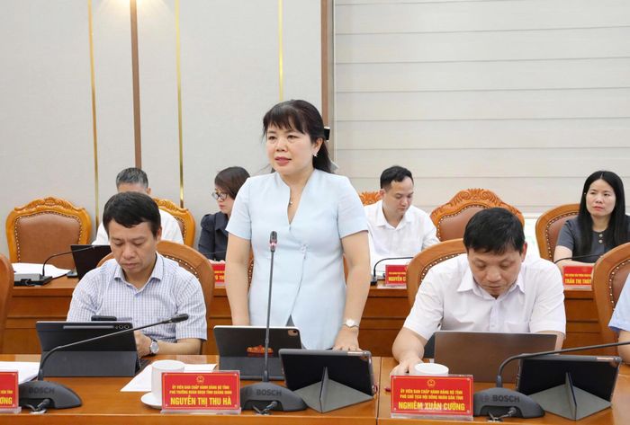Phó Trưởng Đoàn chuyên trách Đoàn ĐBQH tỉnh Quảng Ninh Nguyễn Thị Thu Hà phát biểu tại buổi làm việc. Ảnh: Q.M.G
