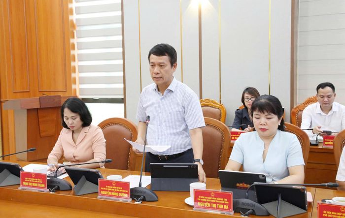 Phó Chủ tịch Thường trực HĐND tỉnh Quảng Ninh Nguyễn Hồng Dương báo cáo tại buổi làm việc. Ảnh: Q.M.G