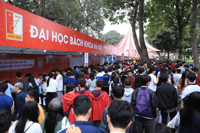 Hàng nghìn thí sinh dự ngày hội tư vấn xét tuyển đại học