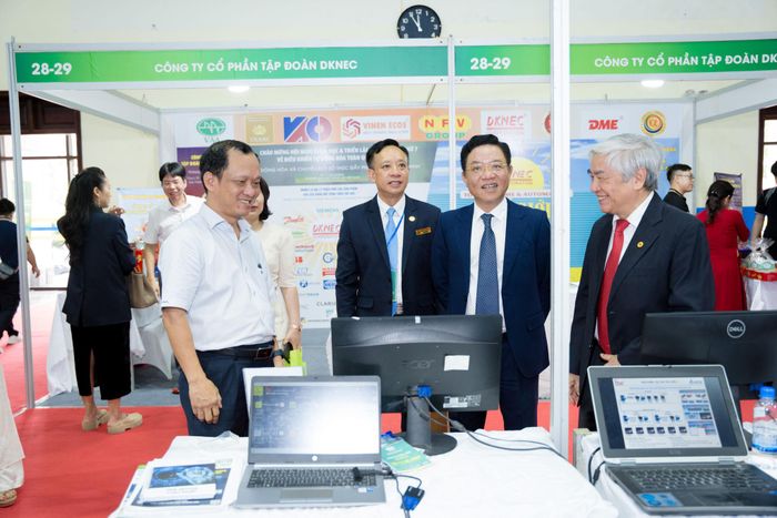 Các đại biểu tham quan các gian trưng bày sản phẩm khoa học - công nghệ tại triển lãm