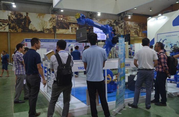 Nhiều đơn vị tham dự trưng bày giới thiệu sản phẩm khoa học và công nghệ