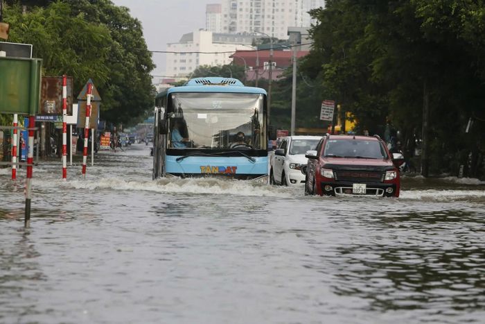 Tình trạng úng ngập trên diện rộng xảy ra trước khi thời tiết cực đoan gây mưa lớn tại Hà Nội. Ảnh: P.C