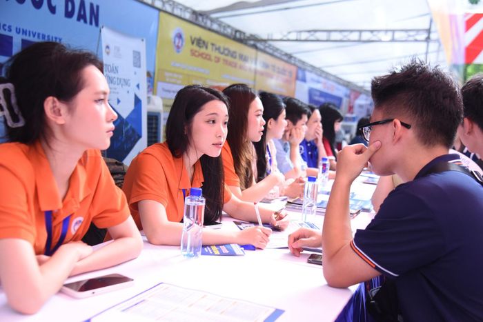 Đội ngũ tư vấn của các trường tư vấn nhiệt tình cho thí sinh, phụ huynh
