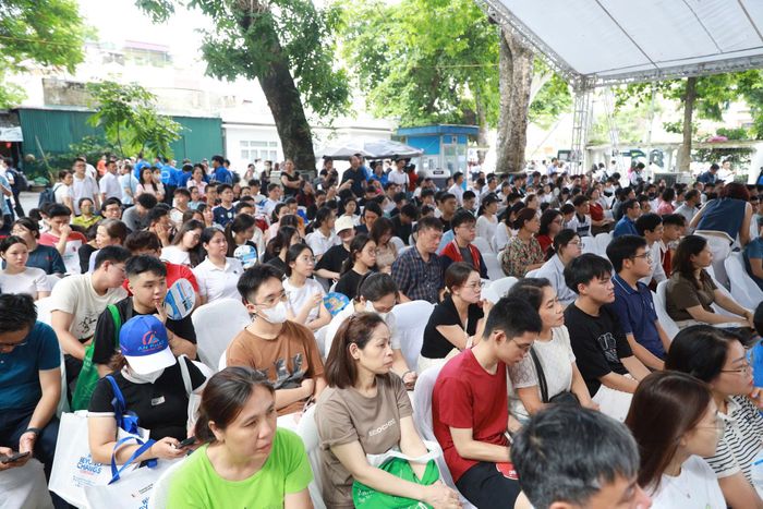 Thí sinh và phụ huynh chăm chú nghe thông tin từ các chuyên gia tại Ngày hội lựa chọn nguyện vọng xét tuyển đại học - cao đẳng 2026