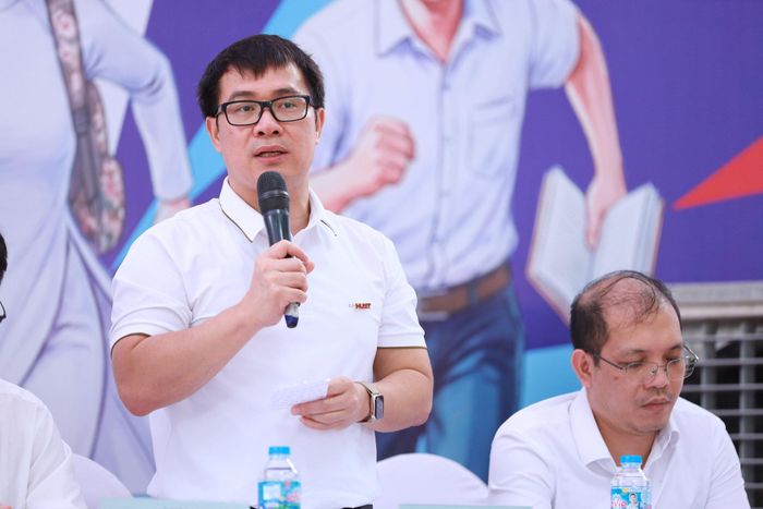 Các chuyên gia tuyển sinh hàng đầu, lãnh đạo các đại học, trường đại học lớn, đại diện Bộ Giáo dục và Đào tạo, đại diện khối trường Quân đội... tham gia trả lời câu hỏi giúp phụ huynh và các em học sinh lựa chọn được tốt nguyện vọng của bản thân