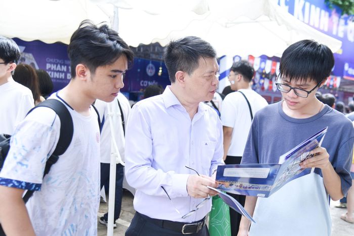 Tại Ngày hội, ngoài việc trực tiếp đặt câu hỏi cho ban tư vấn và nghe giải đáp, các vị phụ huynh, các em học sinh còn có cơ hội tìm hiểu thông tin, tiếp nhận tài liệu từ các cơ sở đào tạo trong và ngoài nước ở gần 190 gian tư vấn