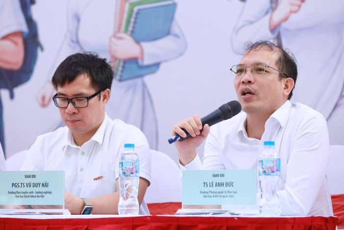 Các chuyên gia tuyển sinh hàng đầu, lãnh đạo các đại học, trường đại học lớn, đại diện Bộ Giáo dục và Đào tạo, đại diện khối trường Quân đội... tham gia trả lời câu hỏi giúp phụ huynh và các em học sinh lựa chọn được tốt nguyện vọng của bản thân