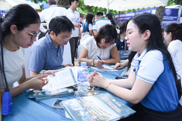 Tại Ngày hội, ngoài việc trực tiếp đặt câu hỏi cho ban tư vấn và nghe giải đáp, các vị phụ huynh, các em học sinh còn có cơ hội tìm hiểu thông tin, tiếp nhận tài liệu từ các cơ sở đào tạo trong và ngoài nước ở gần 190 gian tư vấn