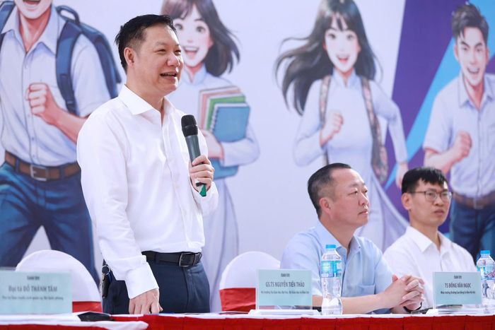 Các chuyên gia tuyển sinh hàng đầu, lãnh đạo các đại học, trường đại học lớn, đại diện Bộ Giáo dục và Đào tạo, đại diện khối trường Quân đội... tham gia trả lời câu hỏi giúp phụ huynh và các em học sinh lựa chọn được tốt nguyện vọng của bản thân
