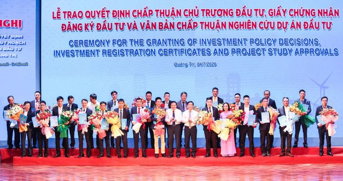 Lãnh đạo tỉnh Quảng Trị đã trao quyết định chủ trương đầu tư, giấy chứng nhận đăng ký đầu tư và chấp thuận nghiên cứu, khảo sát các dự án.