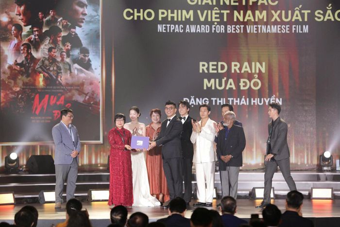 Phim "Mưa đỏ" được trao giải NETPAC cho phim Việt Nam xuất sắc nhất. Ảnh: BTC