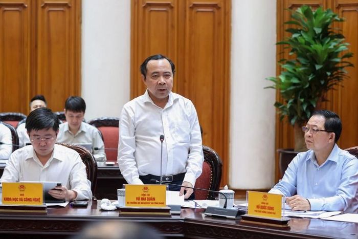 Bộ trưởng Khoa học và Công nghệ Vũ Hải Quân báo cáo tại cuộc họp. Ảnh: VGP.