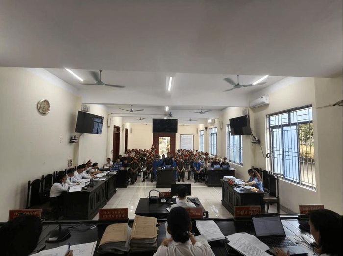 Hội đồng xét xử kiểm tra thông tin các bị cáo tại phiên tòa.