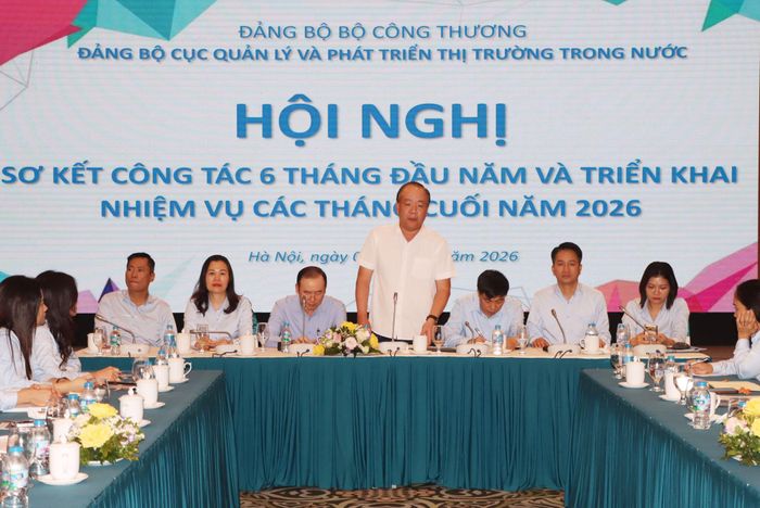 Cục trưởng Cục Quản lý và Phát triển thị trường trong nước Trần Hữu Linh cùng các đồng chí lãnh đạo Cục đồng chủ trì Hội nghị. 