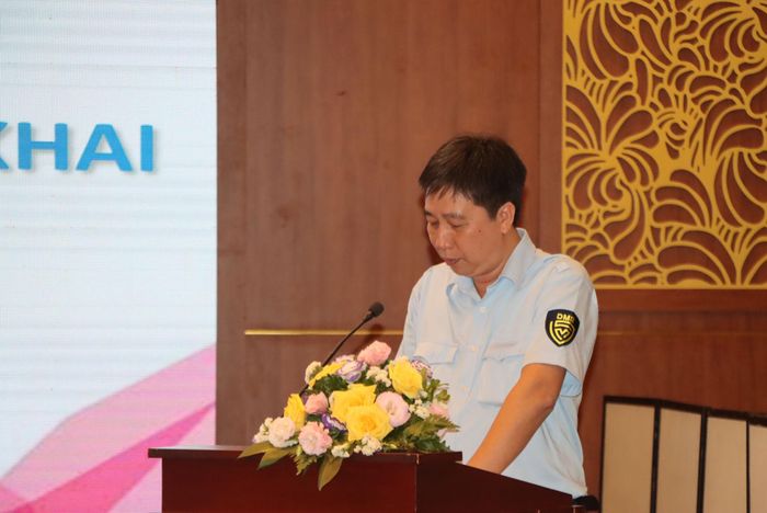 Đồng chí Nguyễn Thế Hưng, đại diện Chi bộ Phòng Hạ tầng thương mại báo cáo tham luận tại Hội nghị.