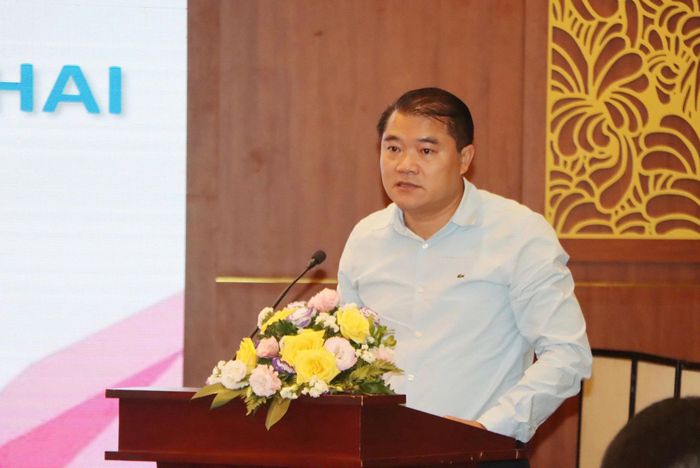 Đồng chí Trần Việt Hùng, Trưởng phòng Nghiệp vụ, Cục Quản lý và Phát triển thị trường phát biểu tham luận.