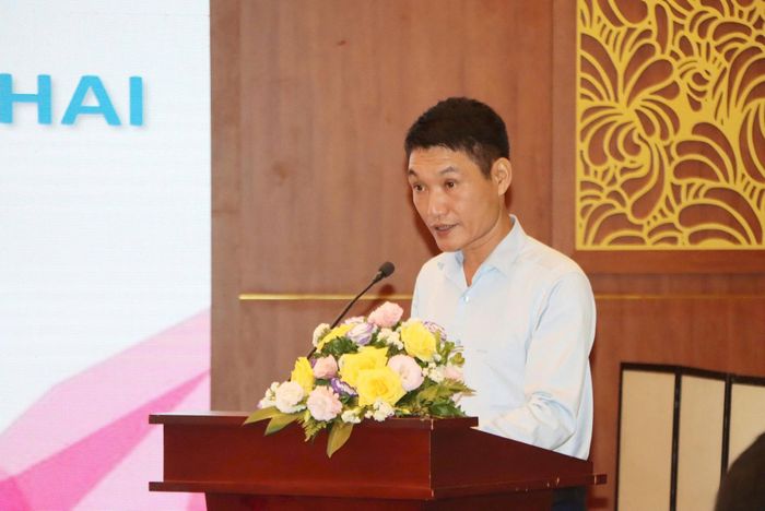 Đồng chí Nguyễn Anh Tuấn, Bí thư Chi bộ Phòng Quản lý kinh doanh Xăng dầu và Khí báo cáo tham luận tại Hội nghị.
