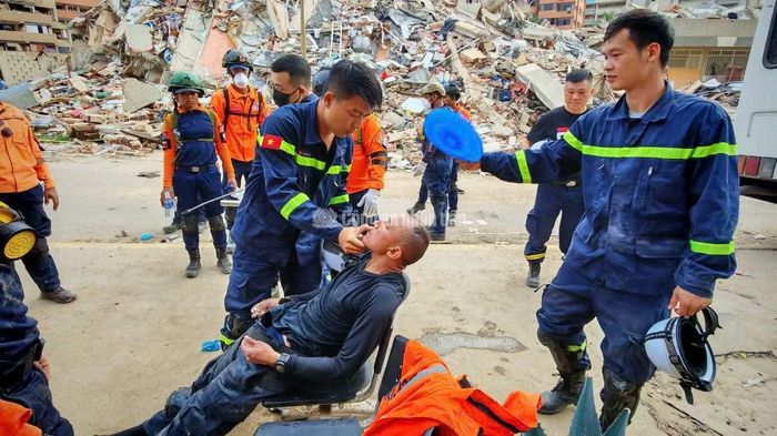 Các chiến sĩ Việt Nam kịp thời sơ cứu và hỗ trợ y tế, giúp người tình nguyện viên hồi phục ổn định.