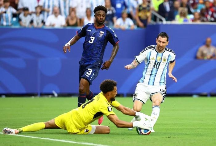 Xuất sắc như Messi cũng gặp khó khăn trước thủ môn Vozinha. Ảnh: Reuters.