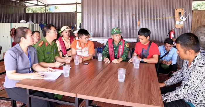 Đoàn công tác của UBND đặc khu Vân Đồn kiểm tra các dịch vụ tại bãi tắm Minh Châu (ảnh UBND đặc khu Vân Đồn).