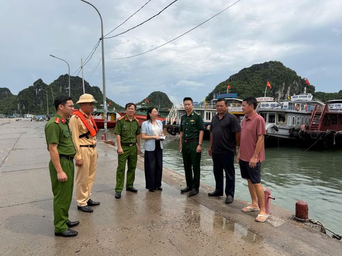 Lực lượng Công an đặc khu Vân Đồn, Đồn Biên phòng Hạ Long , Cảnh sát đường thủy, Phòng CSGT Công an tỉnh Quảng Ninh và PV Báo Công an nhân dân thường xuyên xuống cơ sở, gần dân, trao đổi thông tin với người dân về công tác đảm bảo an ninh, trật tự.