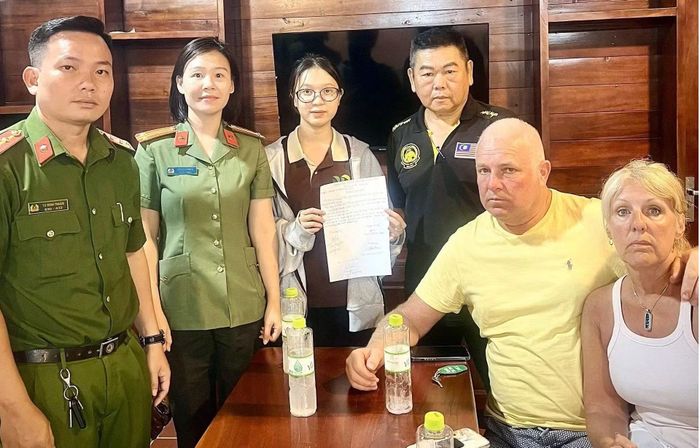 Công an đặc khu Phú Quốc hỗ trợ hai du khách quốc tịch Anh nhận lại số tiền gần 300 triệu đồng chuyển nhầm vào tài khoản một cơ sở lưu trú ở Phú Quốc.