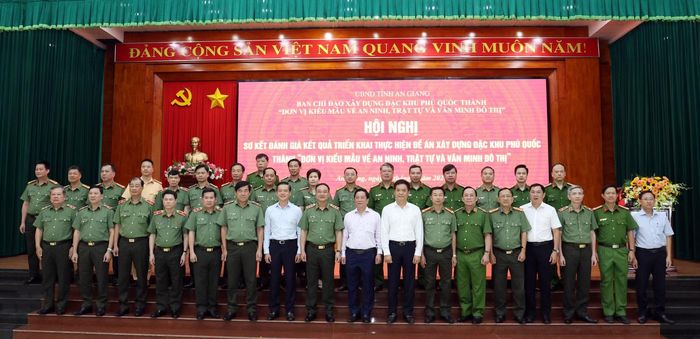 Thượng tướng Phạm Thế Tùng, Ủy viên Trung ương Đảng, Thứ trưởng Bộ Công an; đồng chí Hồ Văn Mừng, Ủy viên Trung ương Đảng, Phó Bí thư Tỉnh ủy, Chủ tịch UBND tỉnh An Giang dự Hội nghị sơ kết đánh giá kết quả triển khai thực hiện Đề án xây dựng đặc khu Phú Quốc thành “Đơn vị kiểu mẫu về ANTT và văn minh đô thị”, ngày 8/5/2026, tại Phú Quốc.
