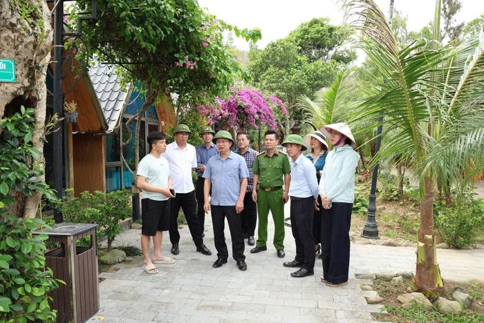 Đoàn công tác của Đảng ủy Vân Đồn do đồng chí Cao Tường Huy, Ủy viên Ban thường vụ Tỉnh ủy, Bí thư Đảng ủy, Chủ tịch HĐND đặc khu cùng các đồng chí lãnh đạo đại diện các ban, ngành, đoàn thể, Công an đặc khu kiểm tra điều kiện cơ sở vật chất tại đảo Minh Châu, Quan Lạn, phục vụ đón khách du lịch hè năm 2026 (nguồn ảnh UBND đặc khu Vân Đồn).